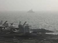 Le Chevalier Paul au côtés du porte-avions américain