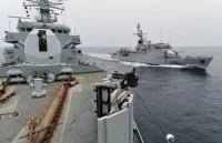 Le Cdt Birot vu depuis la frégate britannique Portland