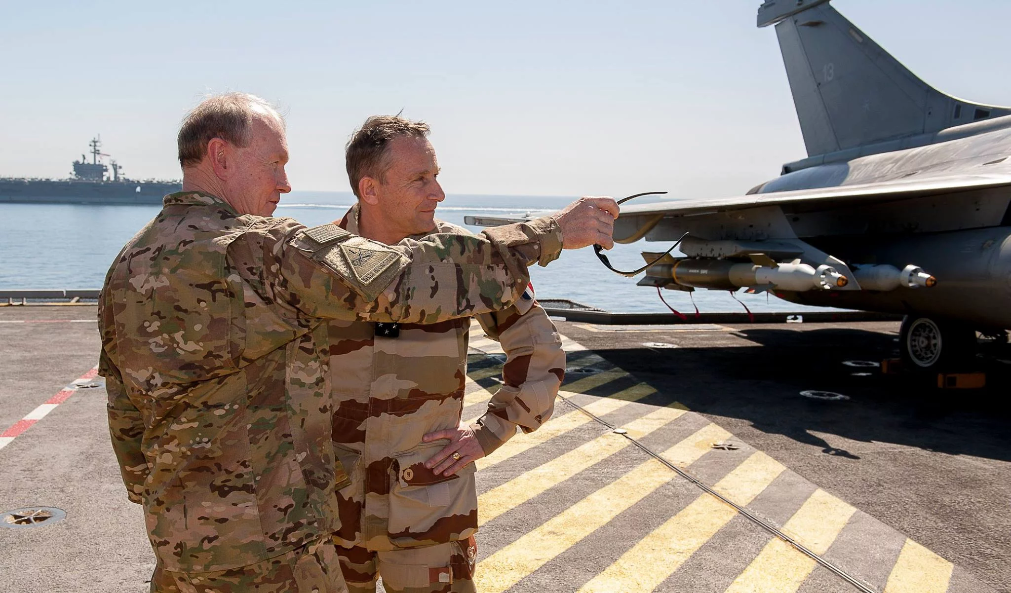 Le chef d’état-major des armées accueille son homologue américain à bord du Charles de Gaulle