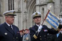 Le commandant du “Jean Bart” remet leur fanion aux stagiaires de la PMM “Jean Bart”