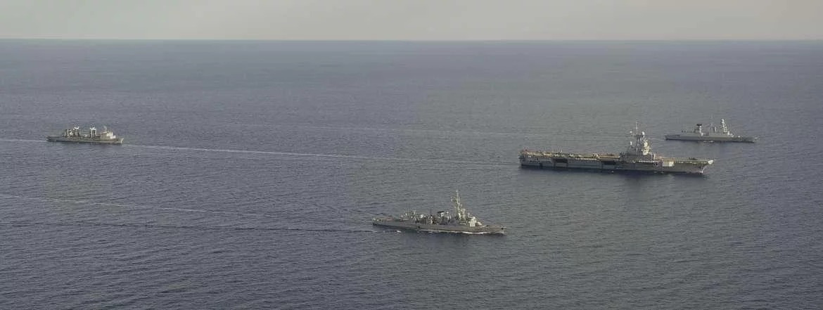 Le groupe aéronaval autour du porte-avions Charles de Gaulle