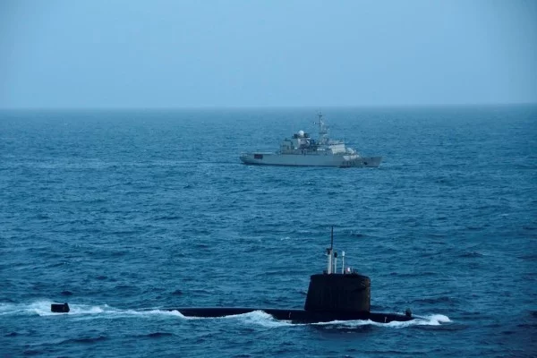 La frégate Vendémiaire et le sous-marin Emeraude