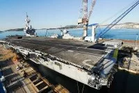 Le porte-avions Charles de Gaulle échoué au bassin