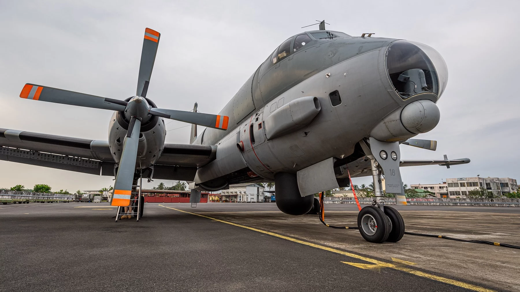 Un avion de patrouille maritime ATL 2 (Atlantique 2) de la Flottille 23F sur la base aérienne de Libreville au Gabon