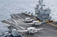 Les trois avions de guet aérien Hawkeye de la flottille 4F à bord du porte-avions Charles de Gaulle