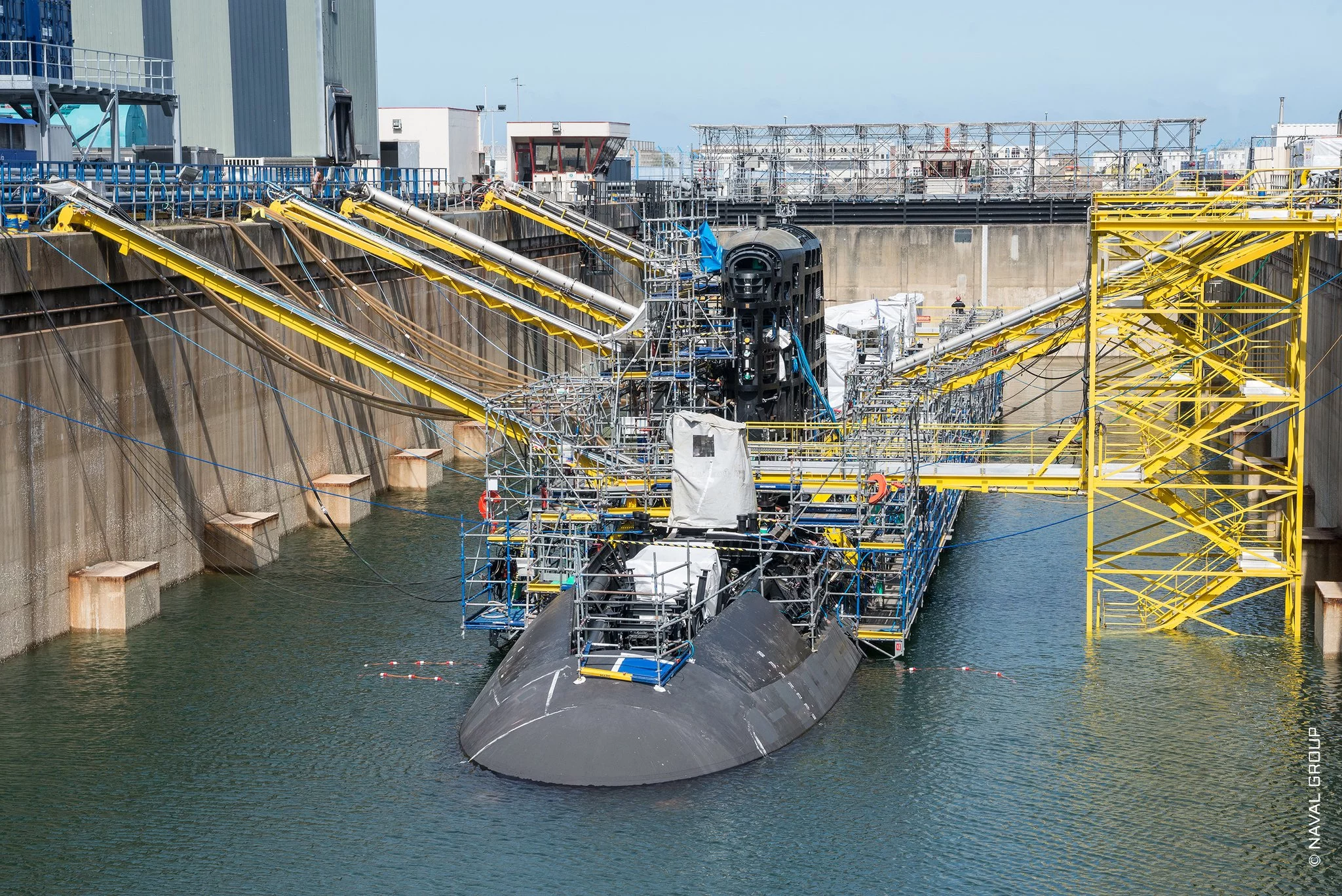 Le sous-marin Duguay-Trouin dans le bassin d'achèvement