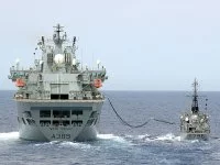 Le Cdt Birot se ravitaille auprès du Wave Knght