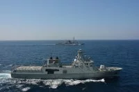 La frégate antiaérienne Jean Bart et le patrouilleur omanais Al Shinas