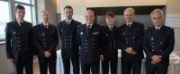 Les 5 nouveaux Peintres Officiels de la Marine autour du chef d'état-major