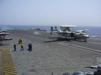 Un Hawkeye E2C effectue un touch and go sur le Charles de Gaulle