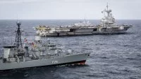 La frégate allemande Lübeck et le porte-avions Charles de Gaulle
