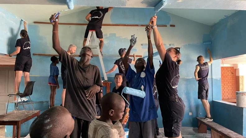 Lors d’une escale à Cotonou (Bénin), une partie de l’équipage du bâtiment hydrographique Borda apporte son aide à l’association « Terre Rouge »