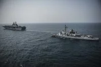 La frégate Cassard et le bâtiment amphibie USS Essex
