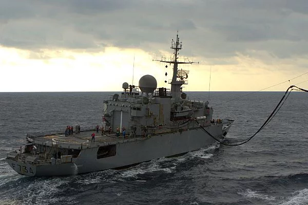 Ravitallement à la mer avec l'USNS Amelia Earhart