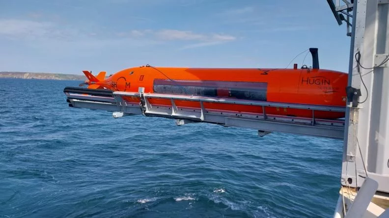L'AUV Hugin sur son dispositif de mise à l'eau
