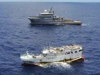 Le Bougainville effectue une visite de navires de pêche
