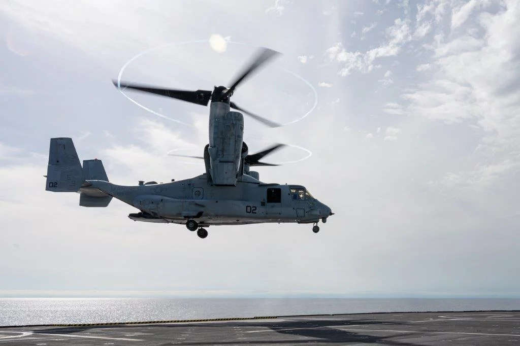 Un aéronef à décollage et atterrissage verticaux V-22 américain