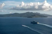 Le porte-hélicoptères Mistral arrive à Mayotte