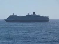 Le BPC Dixmude croise l’un des plus gros paquebots du monde