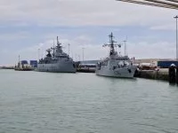 La frégate allemande Bayern et le patrouilleur Commandant Birot à quai dans la base de Rota (Espagne)