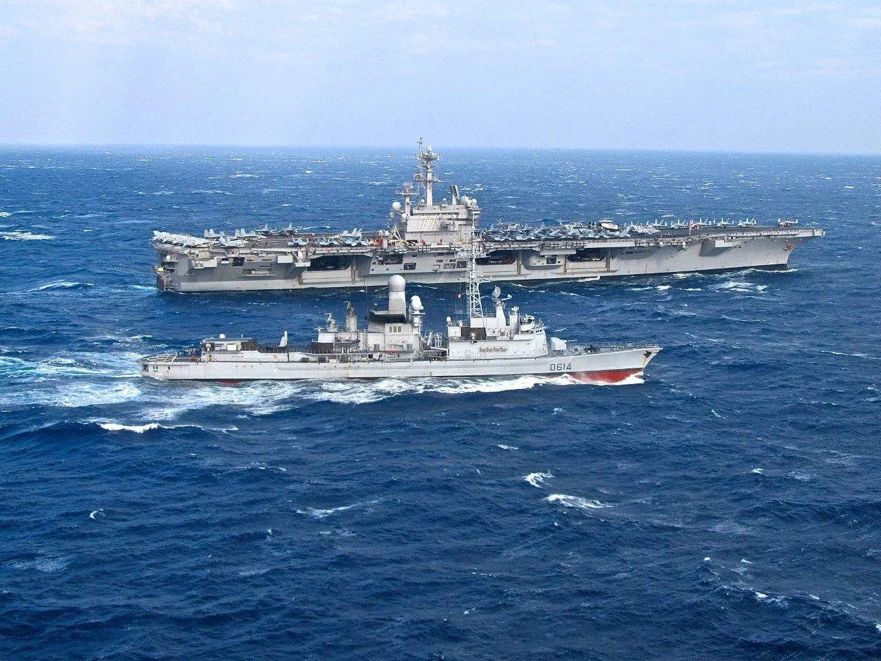 La frégate Cassard s’entraîne aux côtés du porte-avions américain USS George H.W. Bush