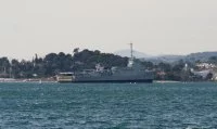 Des bâtiments rouillent dans la principale base navale française
