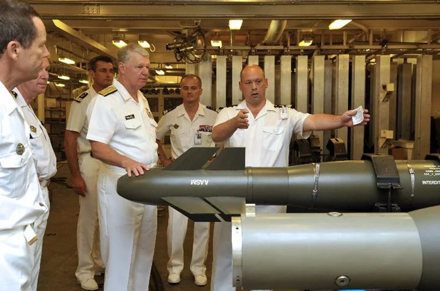 L’amiral Roughead, CNO, visite une soute à munitions du Charles de Gaulle