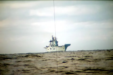 Le HMS Illustrious vu depuis le périscope du NCSM Corner Brook