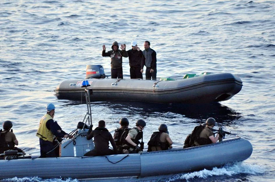 L'embarcation interceptée par la frégate Elrod