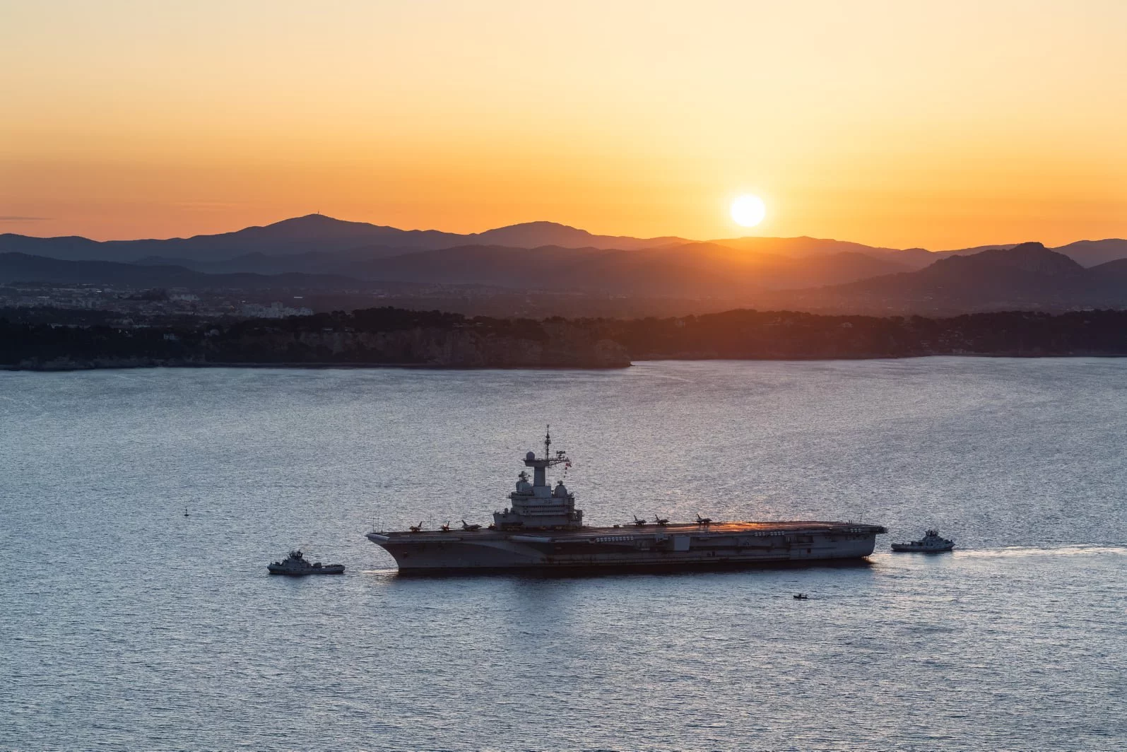 Le porte-avions Charles de Gaulle en rade de Toulon
