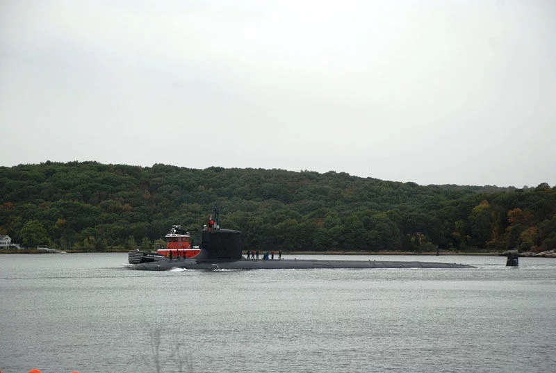 Le sous-marin nucléaire d'attaque Virginia descend jeudi le fleuve Thames afin de commencer son premier déploiement d'une durée complère