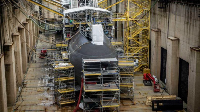 Le sous-marin Tourville dans le hall de construction