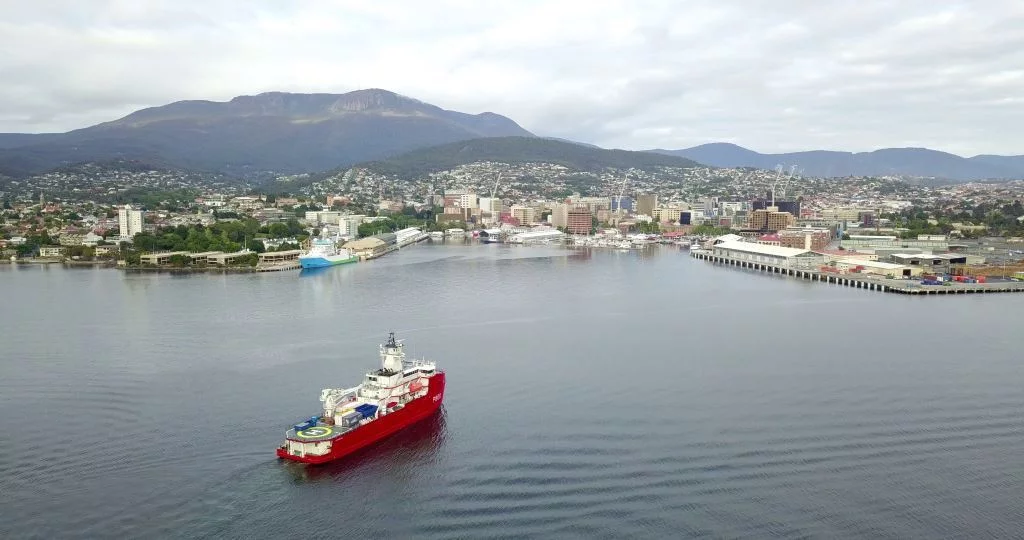 Le patrouilleur polaire L’Astrolabe entre dans le port de Hobart