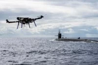 Un véhicule aérien sans pilote livre une charge utile au sous-marin nucléaire lanceur d'engins de classe Ohio USS Henry M. Jackson