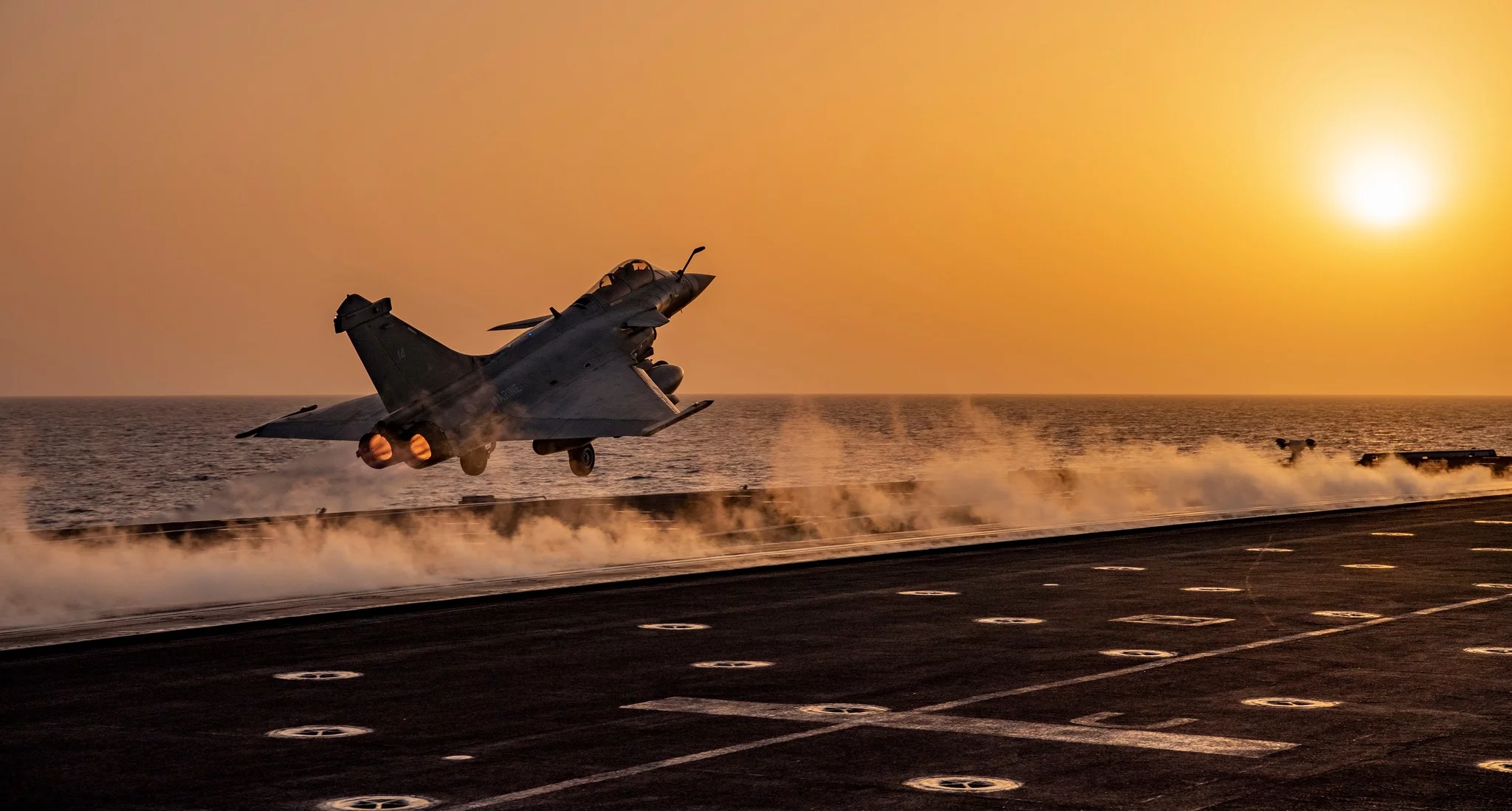 Un chasseur Rafale Marine décolle du Charles de Gaulle