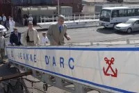Le ministre embarque sur la Jeanne d'Arc
