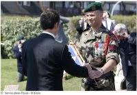 Le président de la République remet le fanion au contre-amiral Gillier