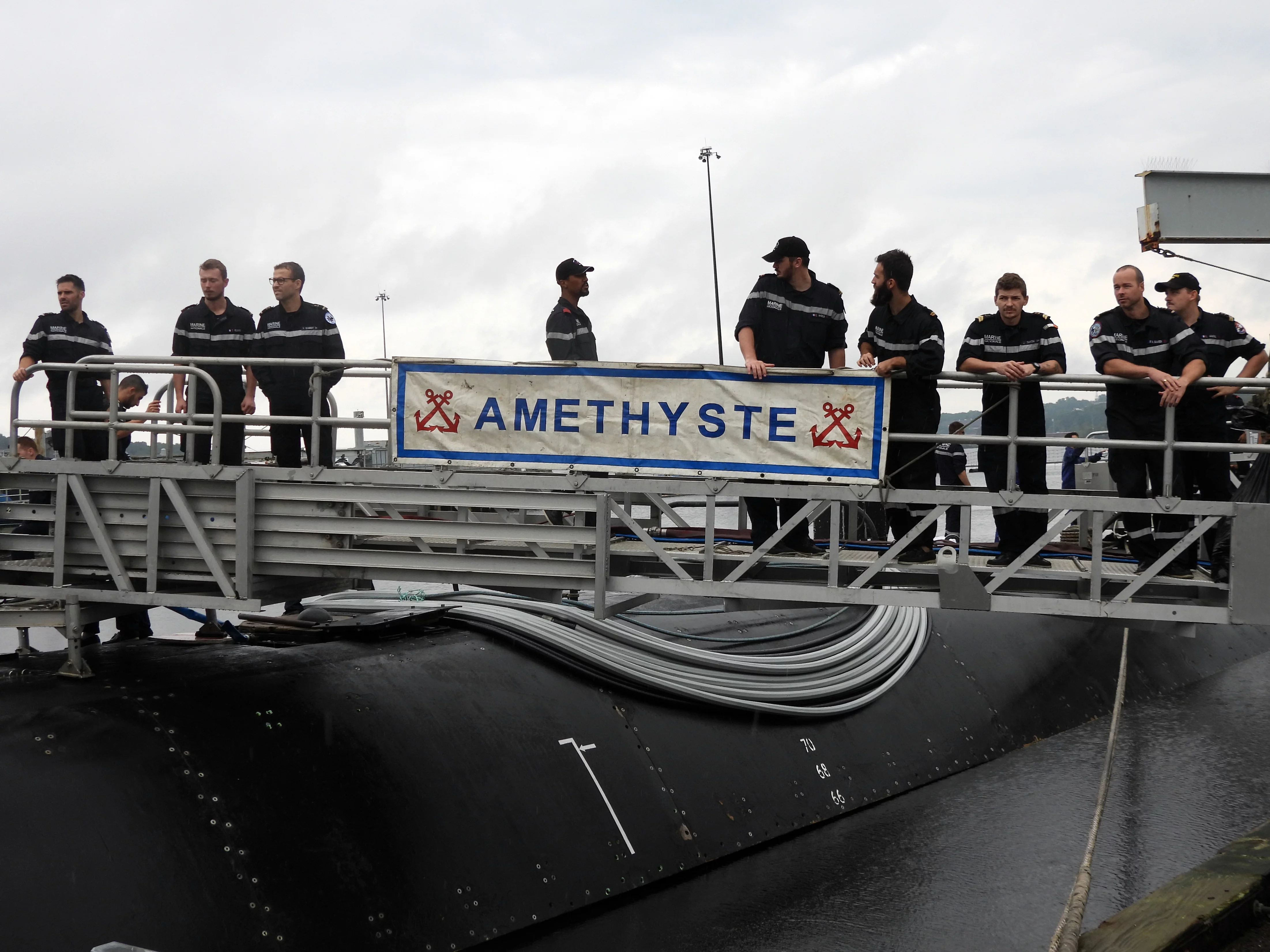 Des membres d'équipage de l'Améthyste sur la coupée