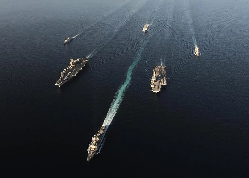 Le destroyer USS Halsey, le porte-avions USS Abraham Lincoln, le porte-avions Charles De Gaulle, les frégates Forbin et Tourville et le ravitailleur USNS Rainier