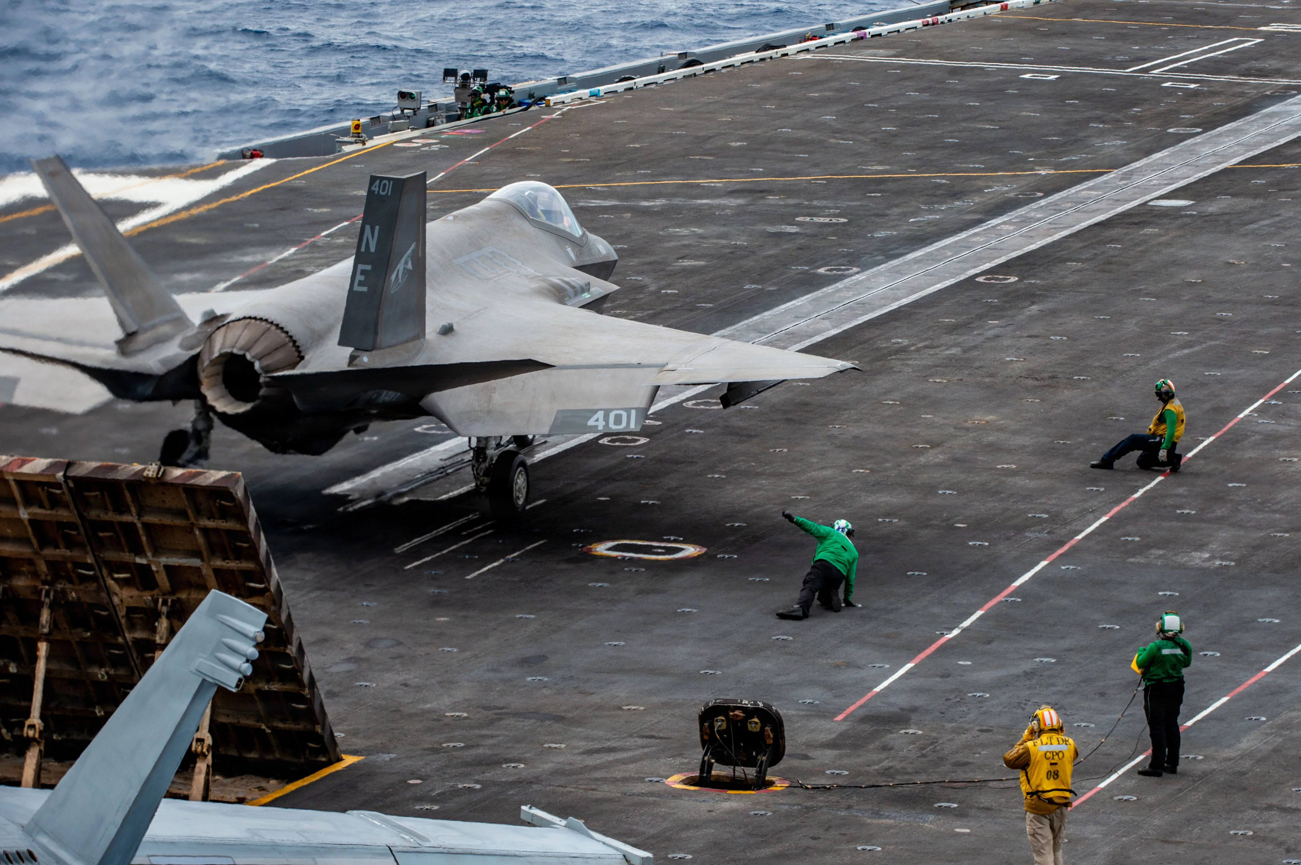 Un chasseur F35-C décolle depuis le porte-avions USS Carl Vinson