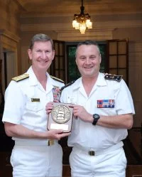 Le commandant de l'école navale et son homologue américain
