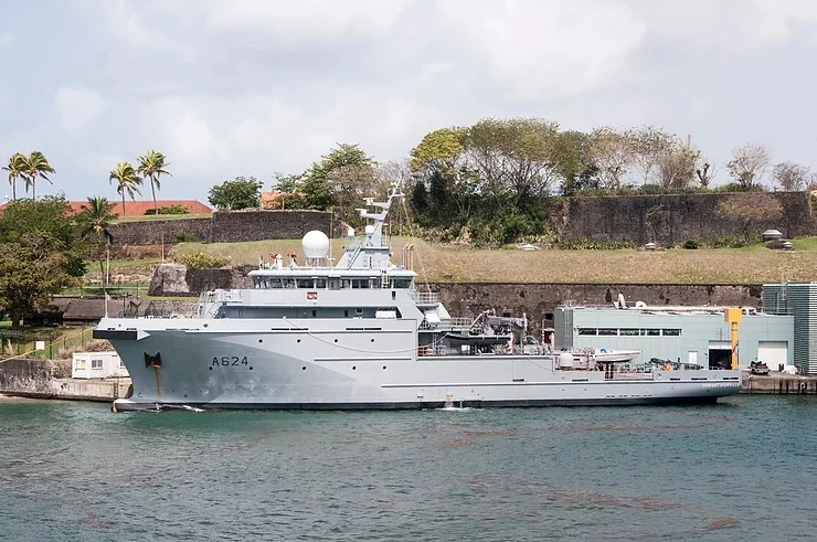 Le BSAOM Dumont d’Urville arrive à Fort-de-France
