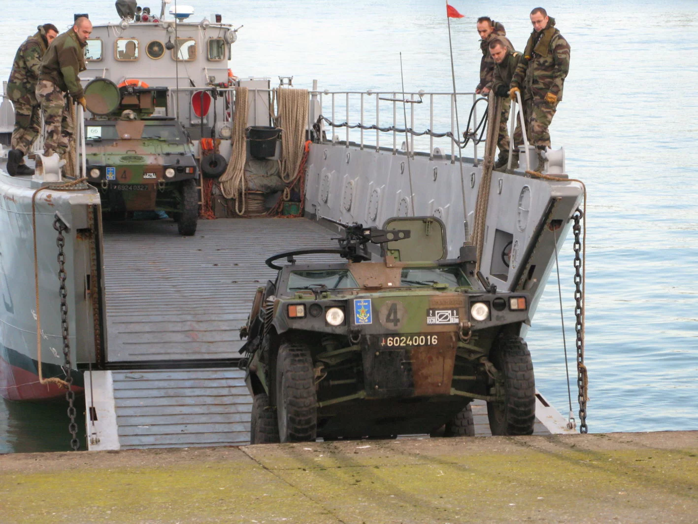 Un véhicule blindé de l'armée de terre débarque d'un CTM