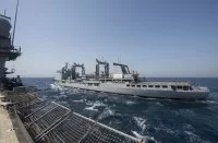 Le Var effectue un ravitaillement à la mer au profit du croiseur américain USS Vella Gulf