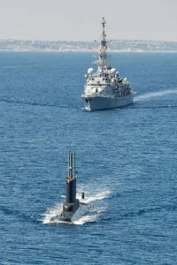 Le sous-marin grec Poséidon devant la frégate Jean de Vienne