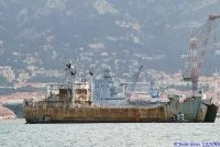 La coque de l’ex-Argens transférée à la base navale de Toulon