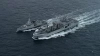 Le bâtiment ravitailleur de forces Jacques Stosskopf effectue un ravitaillement à la mer avec la frégate de défense et d’intervention Amiral Ronarc’h