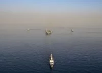 La frégate La Fayette, suivie par les 2 croiseurs USS San Jacinto (à droite) et USS Monterey (à gauche) encadrant le porte-avions USS Dwight D. Eisenhower