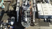 Le patrouilleur Le Malin hissé par le plus grand portique du monde