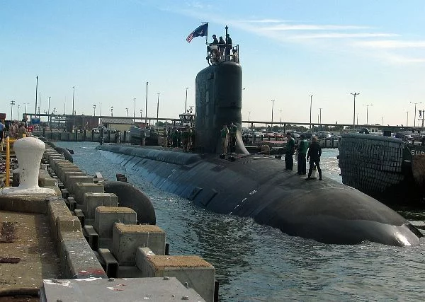 L'USS Virginia accoste Ã  Norfolk